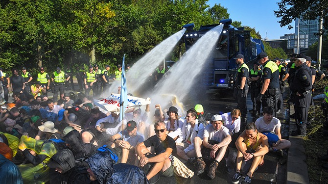 Extinction Rebellion wil dat waterkanonnen op de daarvoor aangewezen plekken in de stad gaan spuiten
