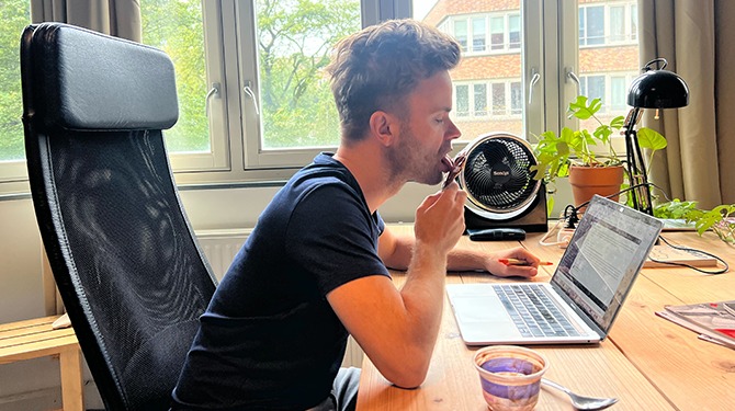 Jeroen zet trots opzij en likt aluminum dekseltje van zijn chocoladepudding af op kantoor