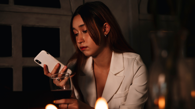 Vrouw (23) onzeker over wanneer ze moet stoppen met dronken zuipfoto’s posten en beginnen met werksuccessen delen