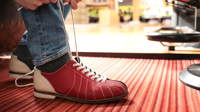 Ferdy vergat schoenen weer om te ruilen na het bowlen en glibbert nu door het leven