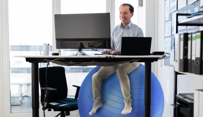 Met deze XXL-zitbal heb je een ergonomische houding aan je sta-bureau