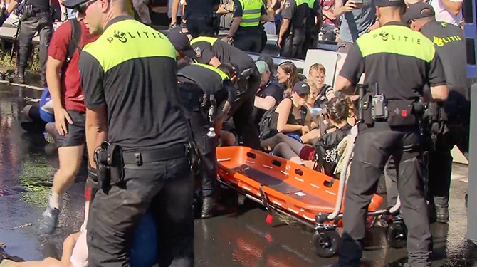 Ontruiming A12 goede training politie voor naderende massale klimaatevacuaties