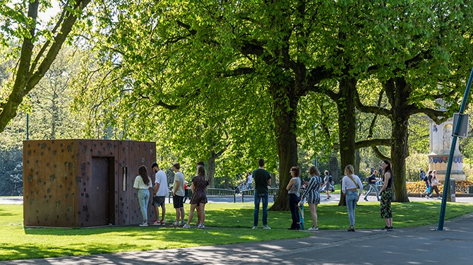 Hoe 'openbaar' is het openbaar toilet nu eigenlijk als mensen de deur op slot doen?