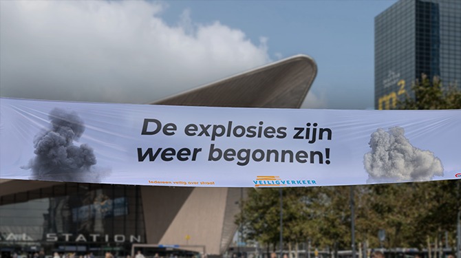 Rotterdam maakt wijkbewoners en verkeer attent met spandoek