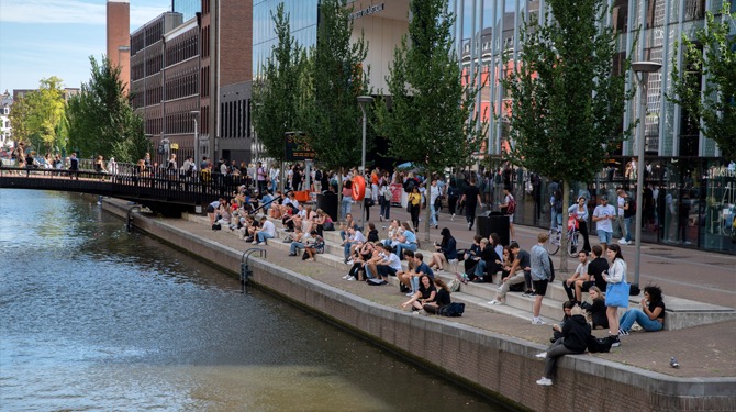 DUO verbaasd over hoge aantal aanvragen basisbeurs: ‘We wisten niet dat zoveel jongeren behoefte hadden aan gratis geld’