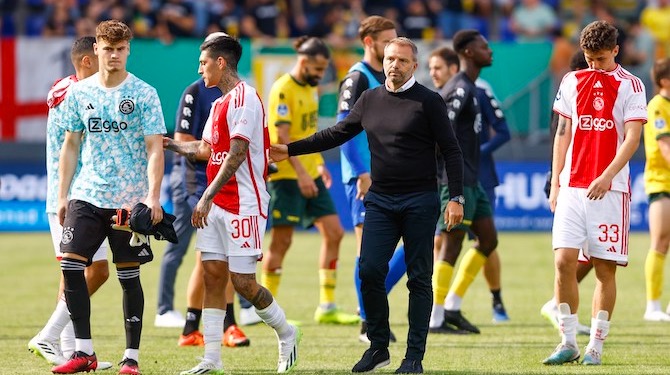 Ajax-spelers geven na wedstrijd tegen Fortuna handjes om elkaar te leren kennen