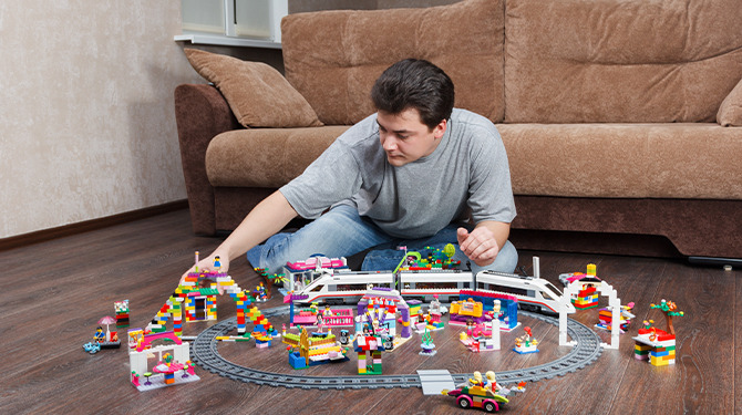 Grow up, Ben: man van 40 speelt met Legoset die duidelijk bedoeld is voor mannen van 35