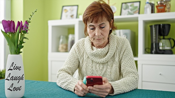 Vrouw met live, laugh, love in haar huis heeft chronisch tekort aan alle drie