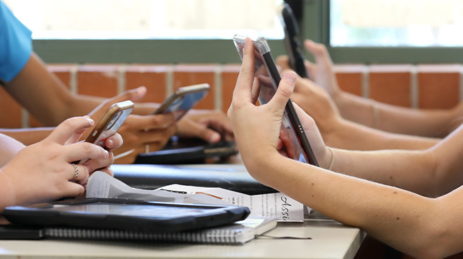Scholieren mogen alleen mobieltje in de klas om op LinkedIn naar nieuwe leraren te zoeken