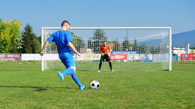 Amateurvoetballer met matige traptechniek 'pakt verantwoordelijkheid' en ramt penalty keihard over