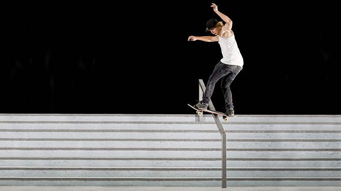 Skater beschermt lichaam goed tegen val met T-shirt, broek en een petje