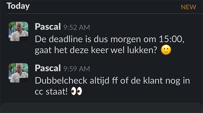 Pascal verbloemt intense ergernis over collega door zin af te sluiten met emoji