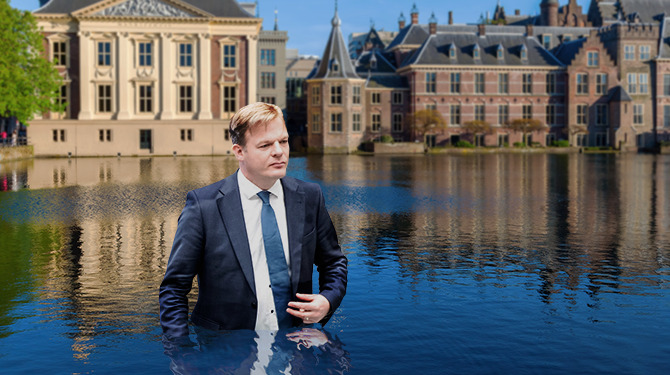 Pieter Omtzigt loopt Hofvijver in om te bewijzen dat hij niet de nieuwe Messias is