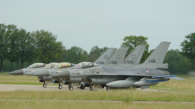 Waarom geven we F-16's aan Oekraïne als er in Nederland nog mensen in de bijstand leven zonder F-16?