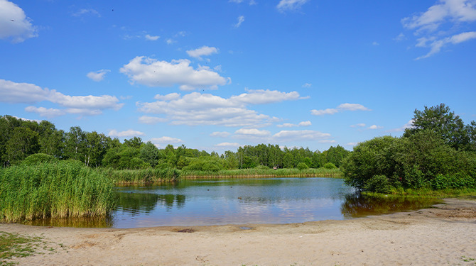 Dit is de recreatieplas waar alle volkszangers hun videoclip opnemen