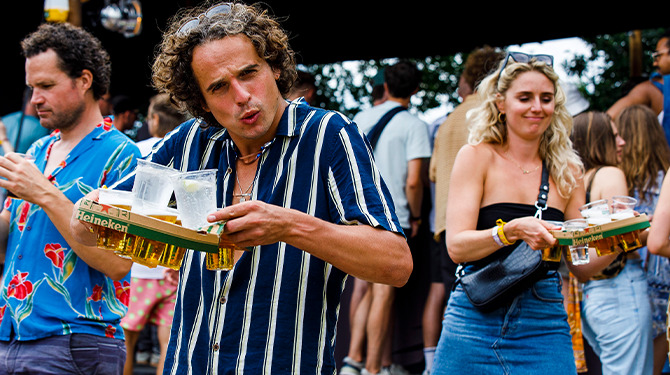 Dette kocht een traytje bier op Lowlands en financierde zo 3 beginnende bands
