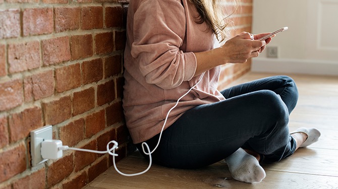 Vrouw die iPhone-oplader leent geeft ’m pas terug nadat ze weet hoeveel procent jij nog hebt