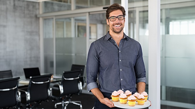 Jarige consultant Henry (44) doet ‘kantorenronde’ en verrast hele Zuidas met zelfgemaakte cupcakes