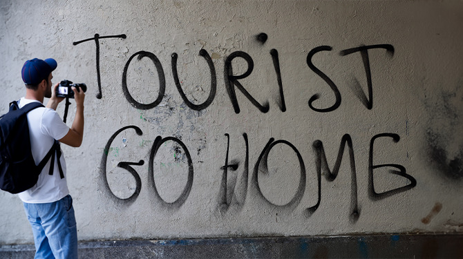 Op vakantie in Barcelona? Bezoek de 'tourist go home'-graffiti!