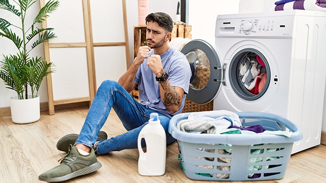 Fernando gefrustreerd dat er geen Monday Afternoon Horny Laundry Intensive Push-ups Workout-playlist op Spotify bestaat