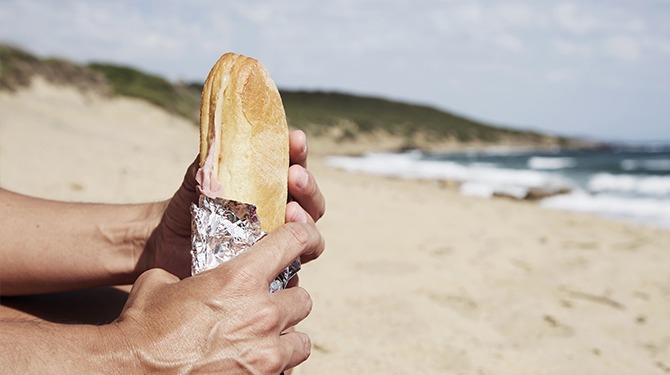 Strandganger vindt plakje kaas in zijn broodje zand