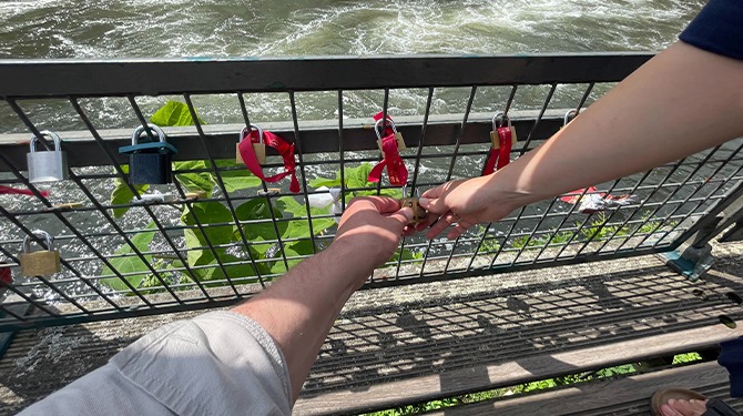 Stel rukt slotje van brug om het romantisch uit te maken