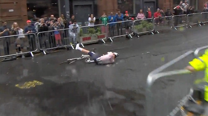 Van der Poel plakt zich eventjes vast aan asfalt