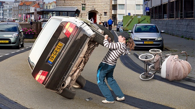 Verslaafde moeder tilt auto op nadat haar crack eronder is gekomen