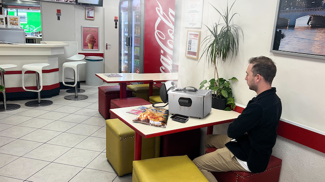 Man neemt naast eigen bakje ook eigen friet en frituurpan mee naar snackbar
