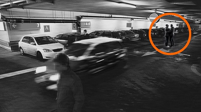 Sneijder zoenend in parkeergarage gespot met F-side