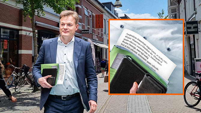 Omtzigt gefotografeerd met document: 'Positie Omtzigt, meer tijd nodig'