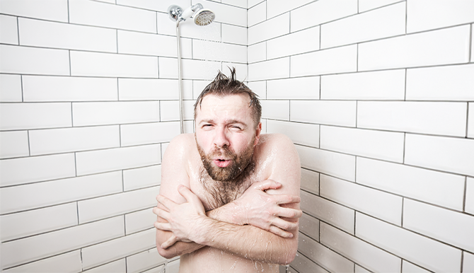 Man die al koud douchte voor gezondheid kan alternatief nu ook niet meer betalen