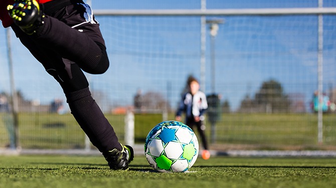 Jongeren onder de 18 mogen voortaan geen penalty’s meer nemen: ‘Valt onder loterij’