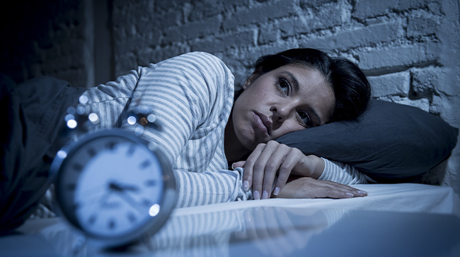 Vrouw ligt wakker van slaapscore die smartwatch haar gaat geven
