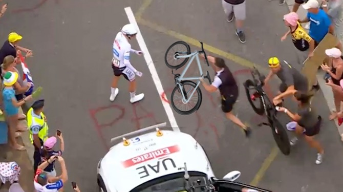 Dramatische fietswissel, ploegleider Pogacar pakt VanMoof van de auto