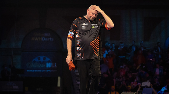 Van Barneveld: ‘Ik kan niks, ben kapot, het is klaar, einde, game over, op naar de volgende pot'