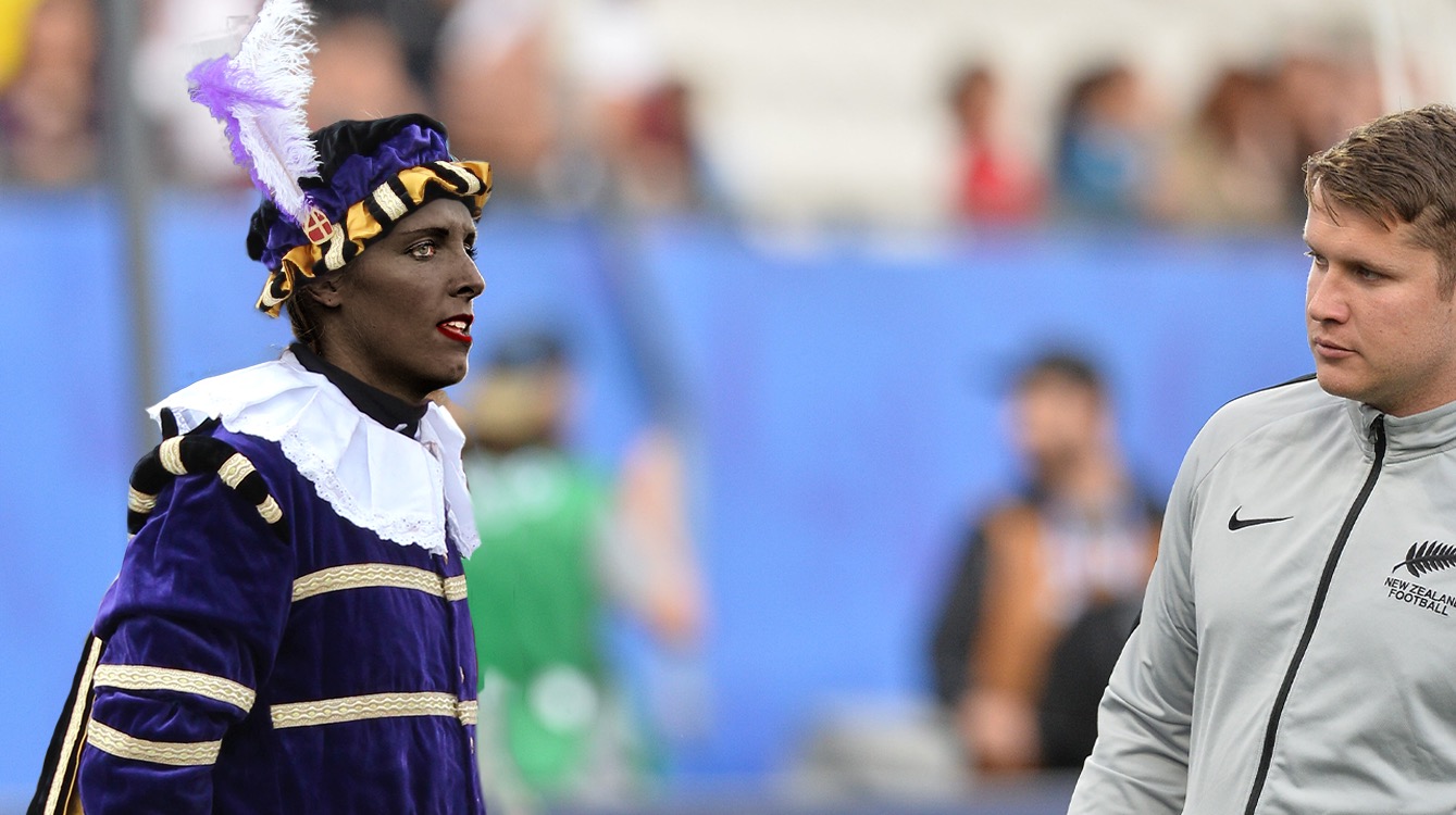 Vrouwenelftal Nieuw-Zeeland komt trainingsveld op verkleed als Zwarte Piet