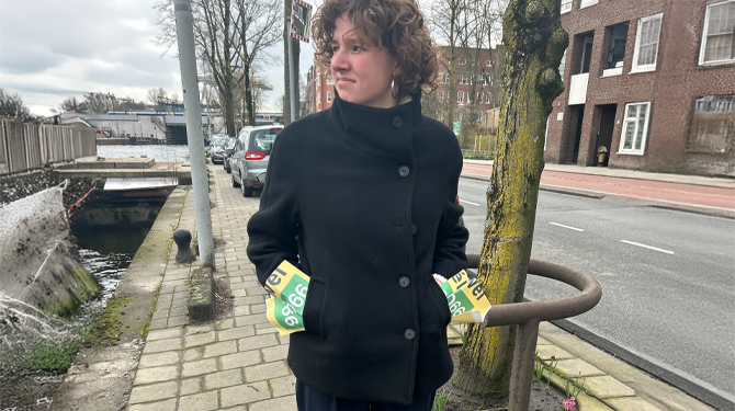 Conflictvermijdende Laura heeft al 13 D66-folders in haar jas zitten