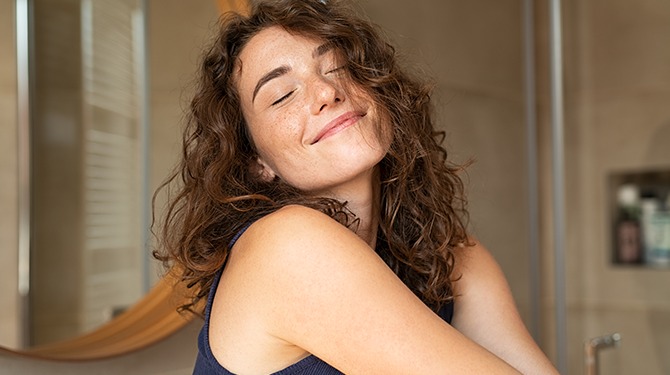 Vrouw met wie het goed gaat verzekert je dat het goed komt