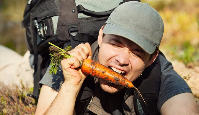 Foodfluencer adviseert om wortel rechtstreeks uit de aarde te happen