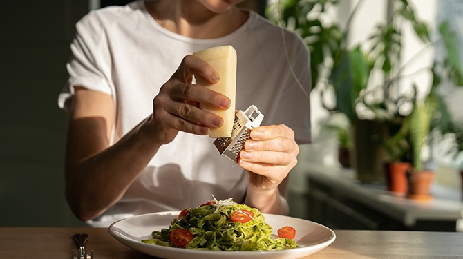 Vrouw met 500 opgeslagen kookvideo’s maakt vanavond weer pasta pesto