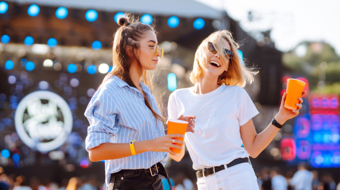 Anna bewaart lege beker op festival omdat ze zich anders geen houding weet te geven