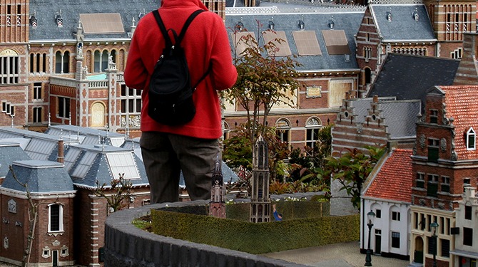 Madurodam plaatst miniatuurversie van man met miniatuurwerk in achtertuin