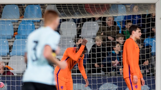 Jong Oranje verklaart matig optreden: 'Je bent toch bang dat je je in de kijker speelt bij het grote Oranje'