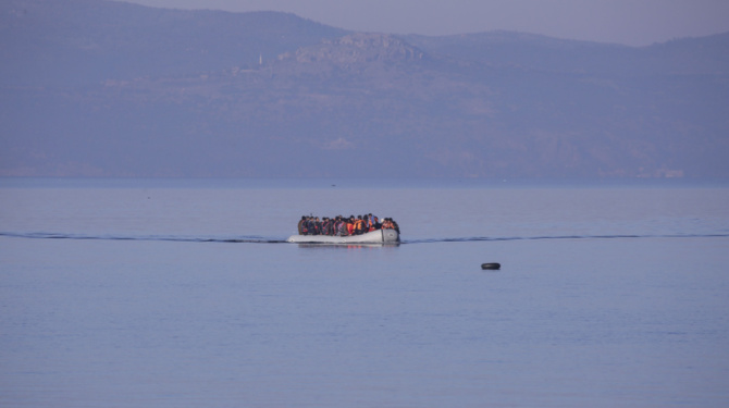 Migranten denken boot van Griekse kustwacht te zien, maar het is goddank een piratenschip