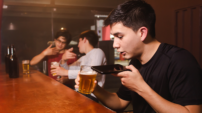 Jerno (21) vermoedt dat die dronken appjes van zaterdagnacht 'ook verstuurd zijn door Russische hackers'