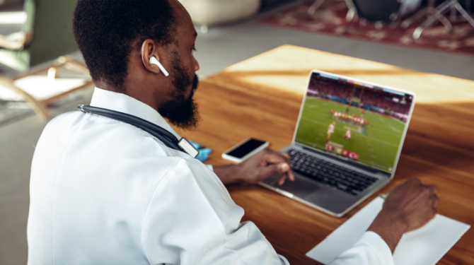 Man die partner vertelde dat 'voetbalseizoen nu echt is afgelopen' was Nations League vergeten