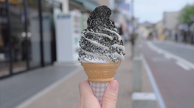 Bij deze ijssalon in IJmuiden krijg je gratis grafiet-spikkels