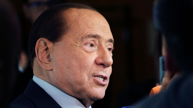Berlusconi wordt geheel volgens laatste wens uitgestrooid in het decolleté van een 15-jarig meisje