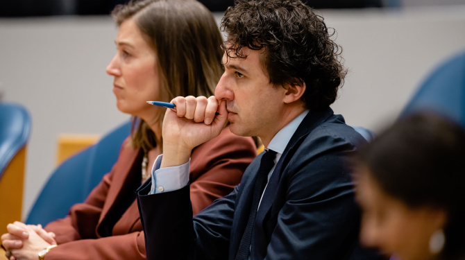 Kamerlid gaat over tot de orde van de dag en dient motie van wantrouwen in